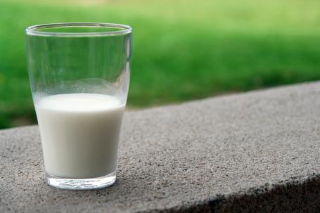 Bewegend kunstwerk van melk