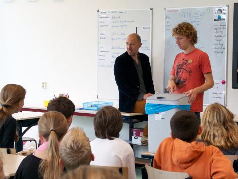 Stagiaire Vera Nijboer maakt deze foto van de Milieubende tijdens een reportage in de klas.