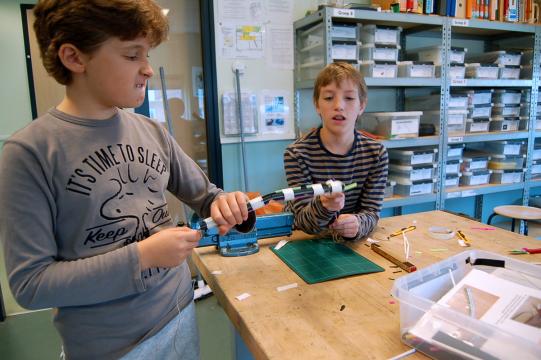 Aan de slag met Techniek op Daltonschool Neptunus met op de achtergrond opdrachtbakken ingericht door EduScience