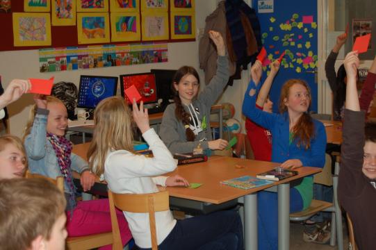Leerlingen doen actief mee met stellingen in de gastles.